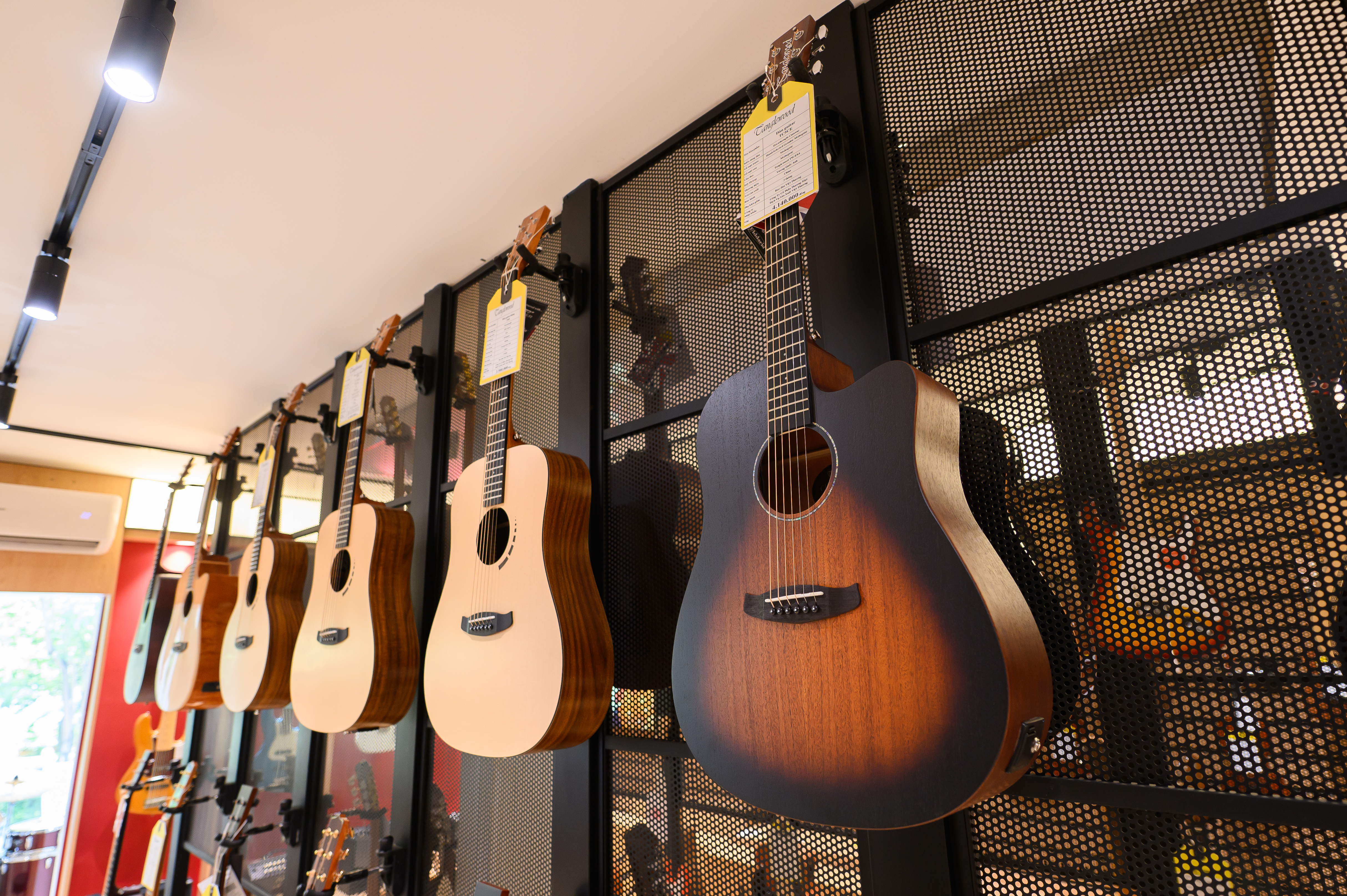 Khu trưng bày guitar acoustic Tanglewood tại showroom Việt Thương Music